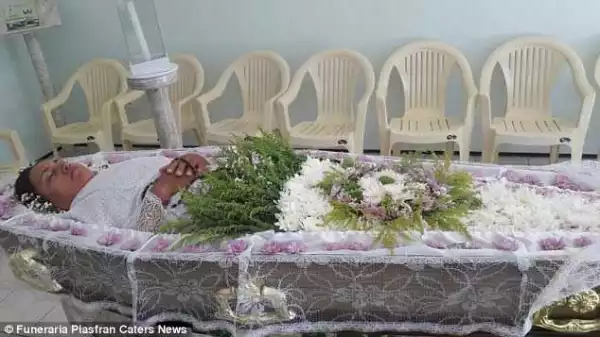 Bizzare! Woman spends day lying in coffin soshe can experience her own funeral (Photos)